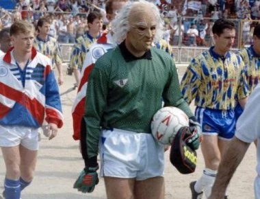 Ο τερματοφύλακας που μπήκε να παίξει στο Γουέμπλεϊ με μάσκα από το «The Κόπανοι» (βίντεο-φωτο)